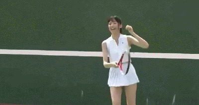 白衣少女打网球动态图片:网球