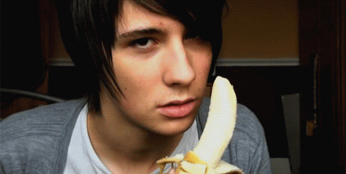男人吃香蕉恶搞动态图片:吃香蕉