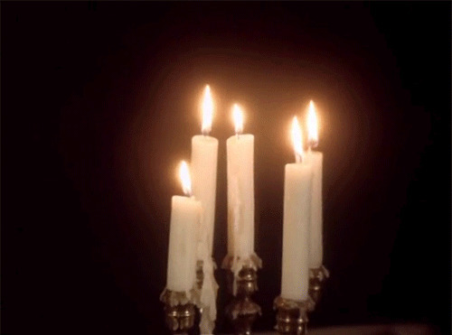 五根白色蜡烛gif图:蜡烛