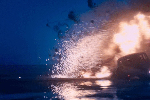 汽车奔跑爆炸动态图片:爆炸