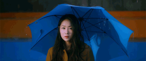 女生雨中打伞gif图:撑伞