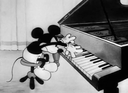 米老鼠弹钢琴动态图片