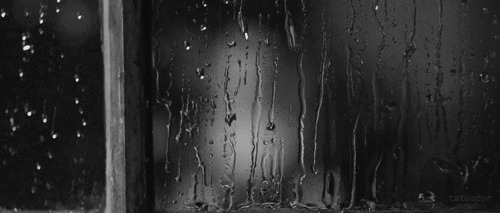 玻璃上的雨水gif素材:雨水