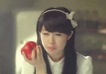 大姑娘吃苹果动态图:苹果