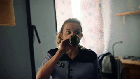 国外警察喝酒动态图片:喝酒