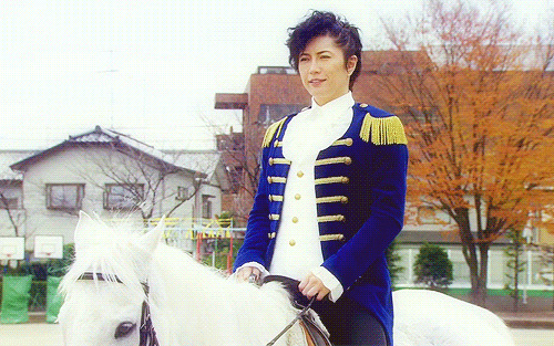 王子骑白马动态图片:骑马