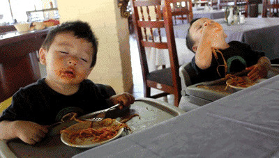 小孩子吃面犯困动态图片:犯困