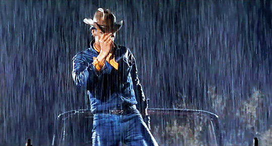 男人雨中淋雨动态图:淋雨