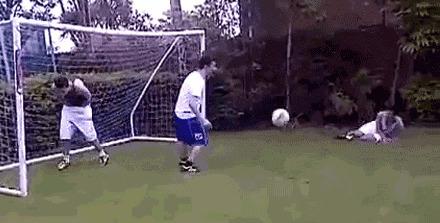 踢足球一式两鸟动态图片:踢足球