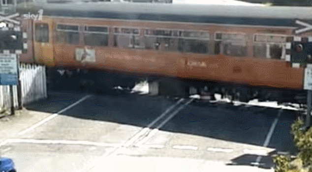 生死一瞬间动态图:火车