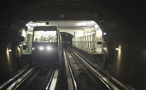 列车过隧道gif图:隧道