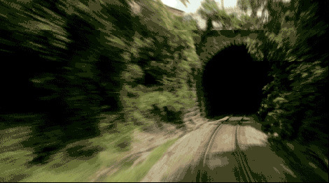 火车急速过隧道gif图:隧道