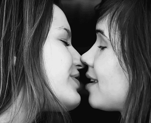 两个女人亲吻 咬嘴唇动态图片:亲吻