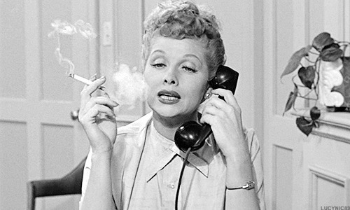 女人抽烟打电话gif图:抽烟