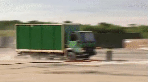 大卡车冲撞动态图