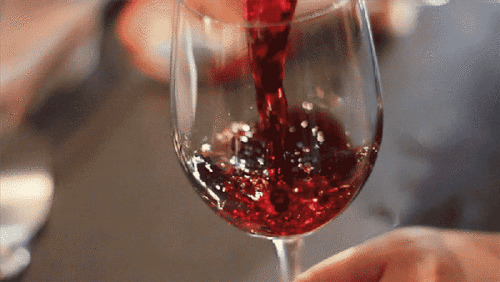 倒一杯葡萄酒动态图:红酒