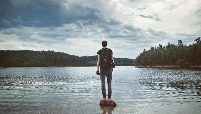 孤单站在湖边动态图
