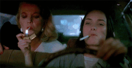 开车抽烟的女孩动态图片:抽烟