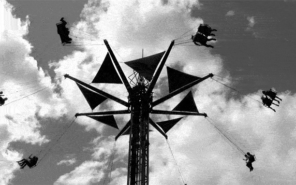 高空惊险旋转飞椅gif图:游乐园