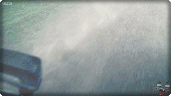 雨中开跑车动态图片:跑车