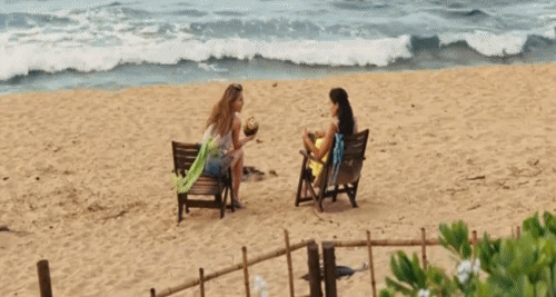 女人海滩谈心动态图:谈心