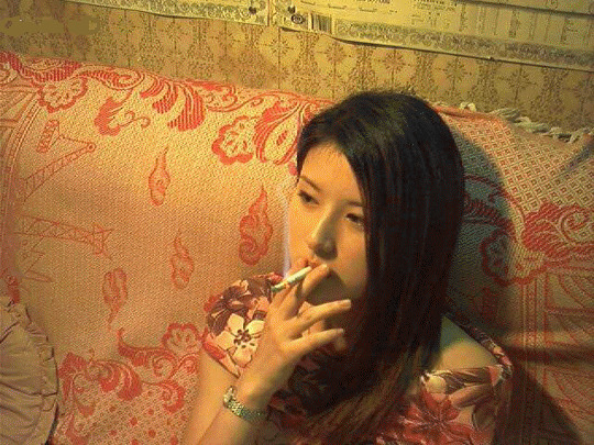妙龄少女抽烟动态图片