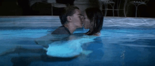 水中亲吻动态图片:亲吻