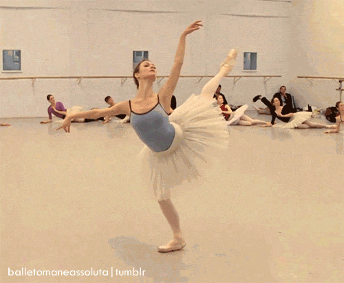 芭蕾舞演员排练gif图:芭蕾舞