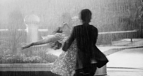 雨中跳舞转圈动态图片