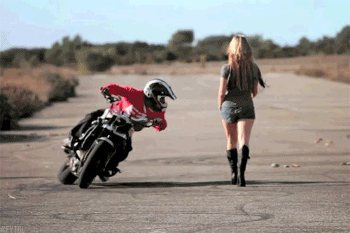 骑摩托逗靓妹动态图片:骑摩托