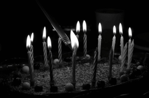 点燃一圈蜡烛动态图片:蜡烛