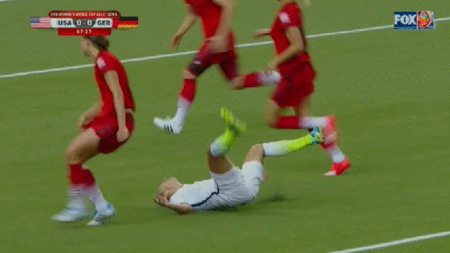 足球运动员摔倒动态图片