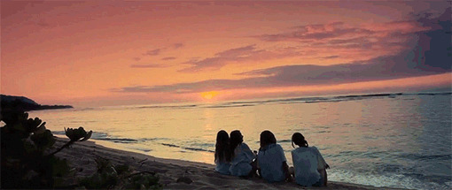 姑娘们海边看日落gif图:日落