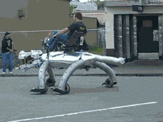自制机器人上路动态图片:机器人