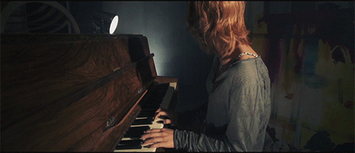 真情投入弹钢琴gif图:弹钢琴