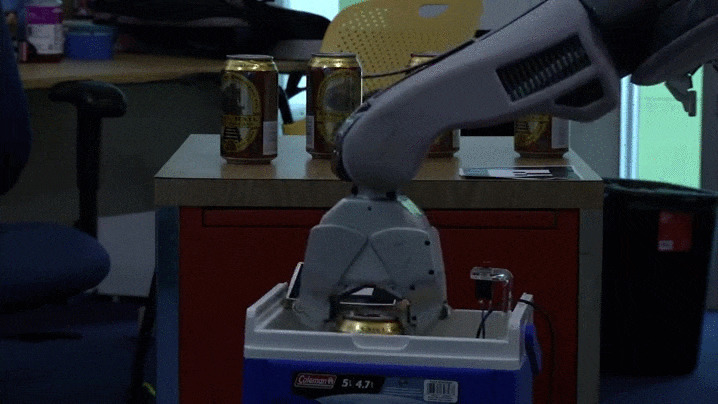 机器手臂端酒动态图:机器人