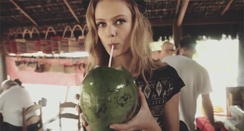 美女喝椰子水动态图片:椰子