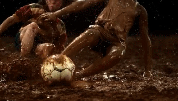 泥水地里踢足球动态图片:踢足球