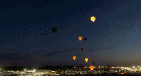 夜空放飞热气球gif图:气球