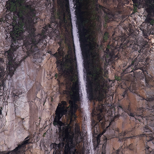 悬崖峡谷细流水gif图:流水