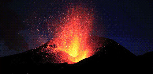 黑夜中的火山口动态图片:火山口
