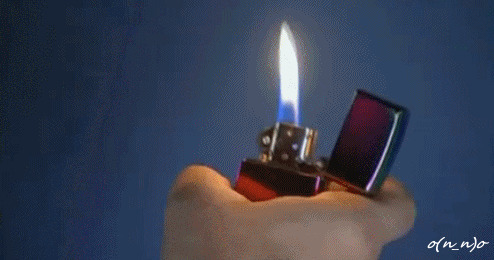 打火机点蜡烛动态图片:蜡烛