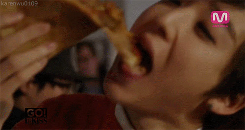 帅哥吃披萨动态图片:吃东西