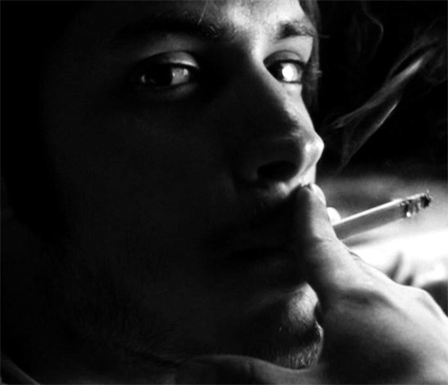 年轻男人抽烟动态图片