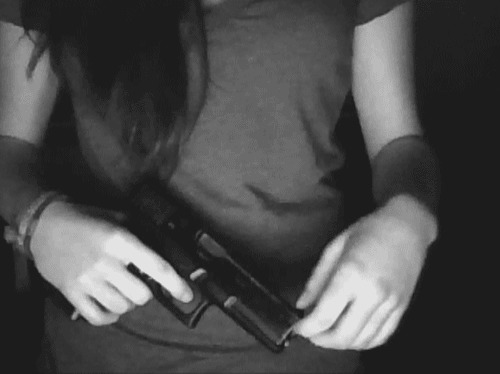 女子拿着手枪动态图:拿枪