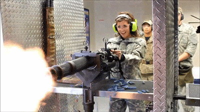 女兵重机枪射击gif图:重机枪