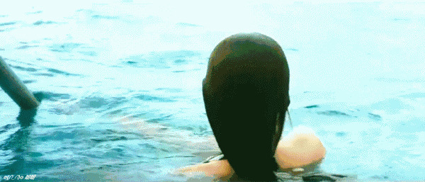 我的女神在游泳动态图片:游泳