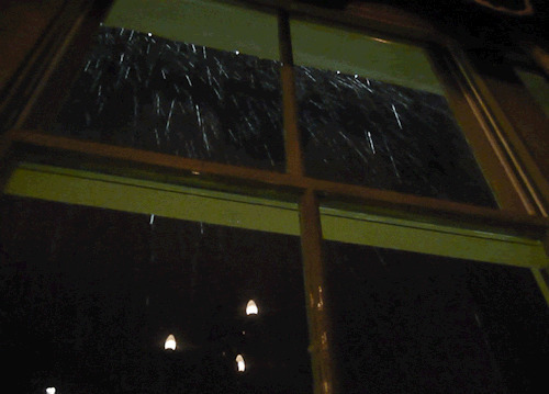 雨水跑进屋里动画图片:下雨