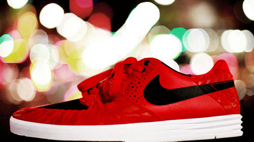 红色休闲鞋动态图片:鞋子