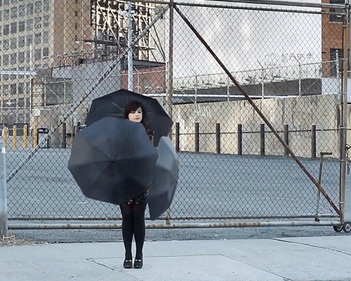 转动雨伞的女人gif图